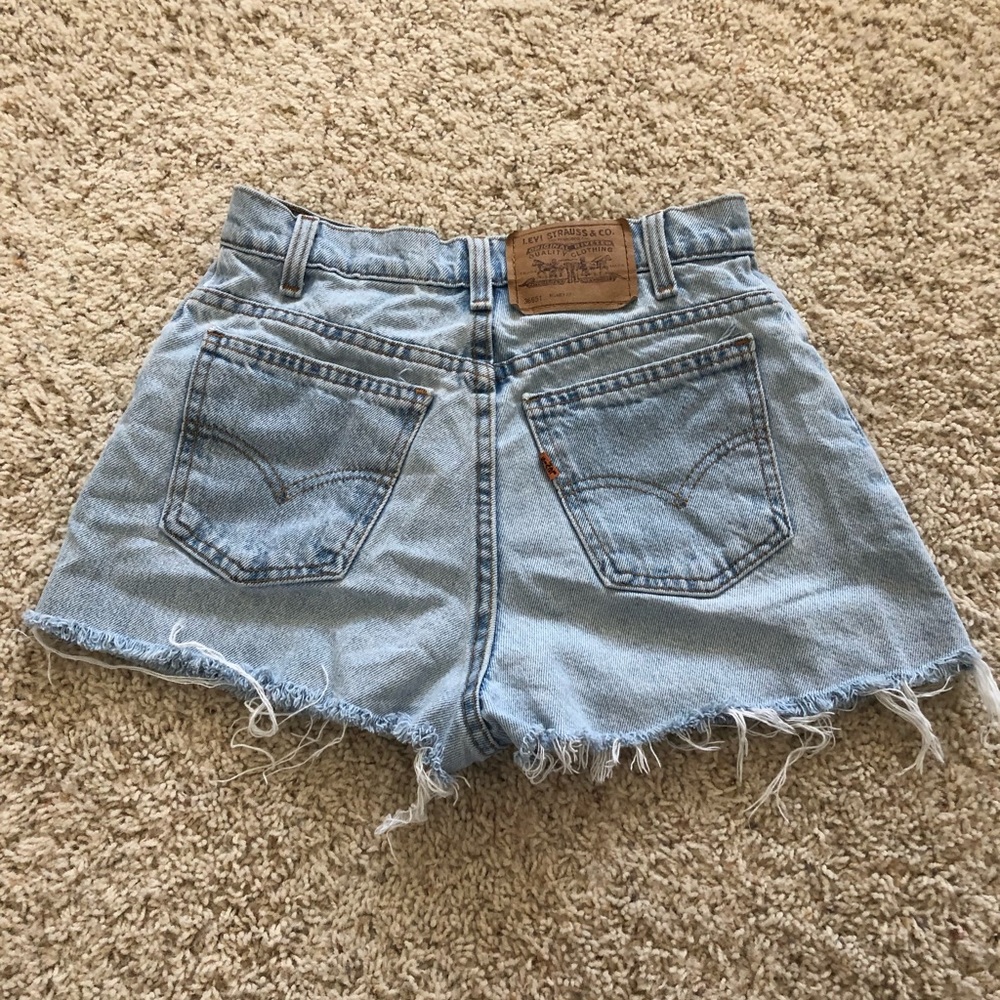 Light wash distressed Levi shorts